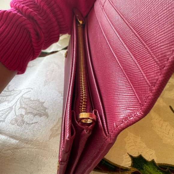 Prada wallet that can be converted to a wristlet or crossbody - Picture 5 of 8